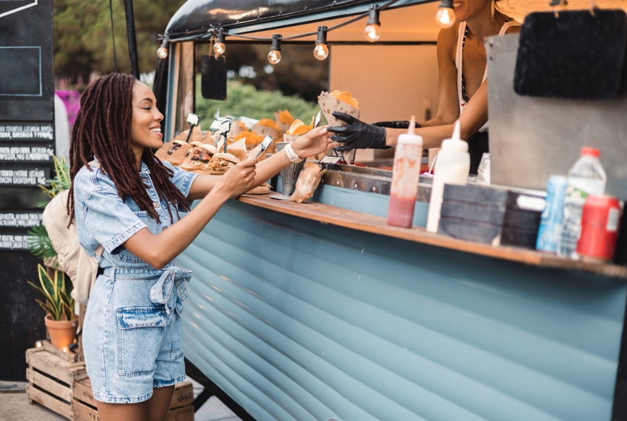 food truck op festival serveert eten