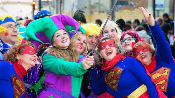 Personen tijdens carnaval in Nederland die een optocht bijwonen