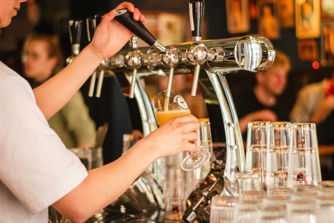 man die sociale hygiëne diploma heeft behaald en bier tapt