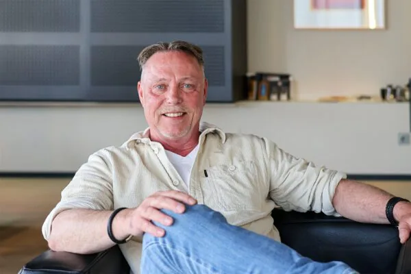 Horecatrainer Dave Zervaas zit op een stoel tijdens een interview