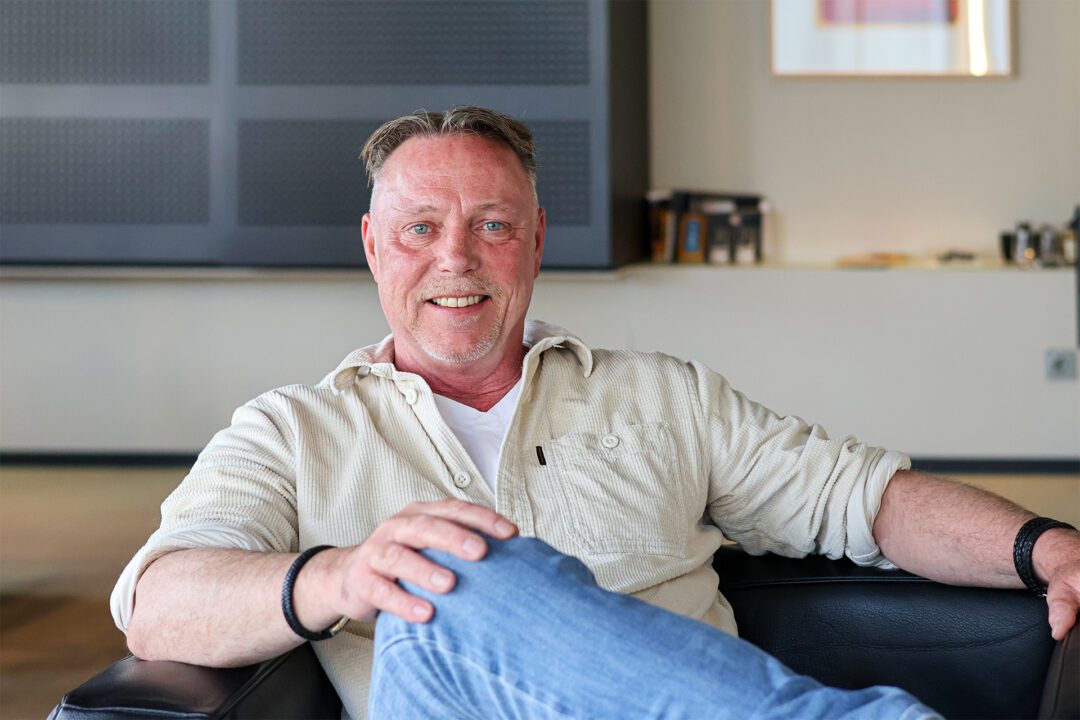 Horecatrainer Dave Zervaas zit op een stoel tijdens een interview