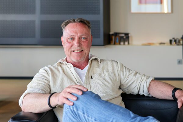 Horecatrainer Dave Zervaas zit op een stoel tijdens een interview
